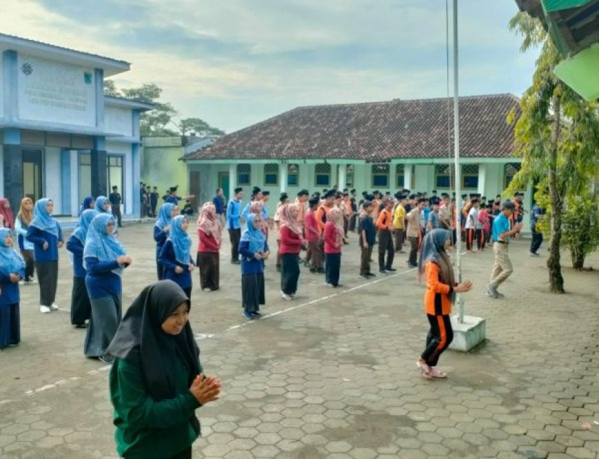 MTs dan MA DARUSSA’ADAH ADAKAN KEGIATAN PEMBIASAAN JUM’AT SEHAT