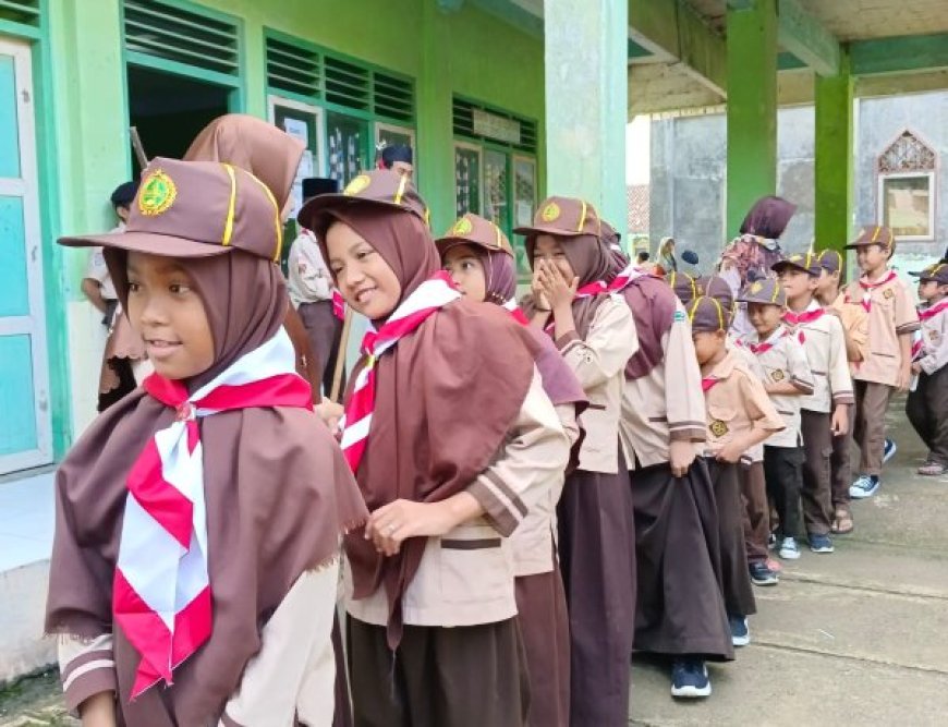 Kegiatan Extra Pramuka - MI Darussa'adah Kritig